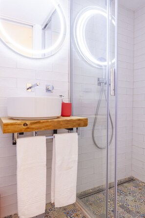 Apartament urbà | Bany | Dutxa, assecador de cabells i tovalloles 