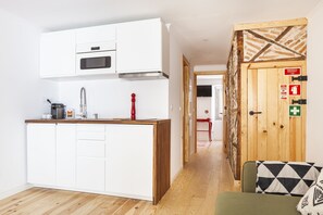 Departamento urbano | Cocina privada | Refrigerador, microondas, cafetera de espresso y cafetera y tetera