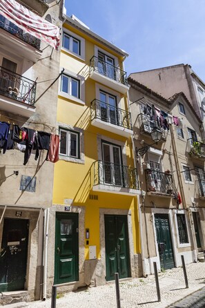 Vista frontal de la propiedad