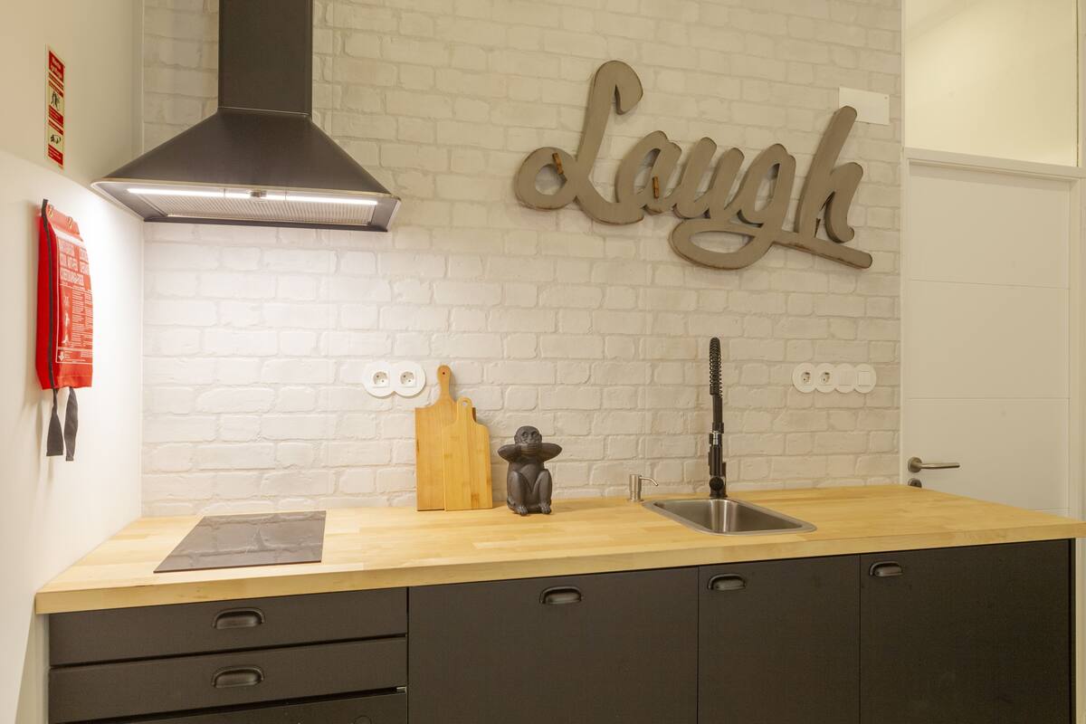 Estudio urbano | Cocina privada | Refrigerador, microondas, cafetera de espresso y cafetera y tetera