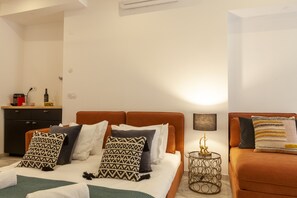 Estúdio urbano | Área de estar | Smart TV 32 polegadas com canais a cabo, TV, serviços de streaming