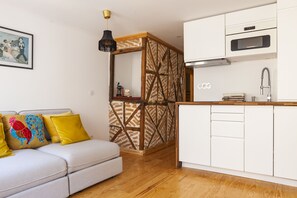 Departamento urbano | Área de sala de estar | Smart TV de 32 pulgadas con canales por cable y televisión