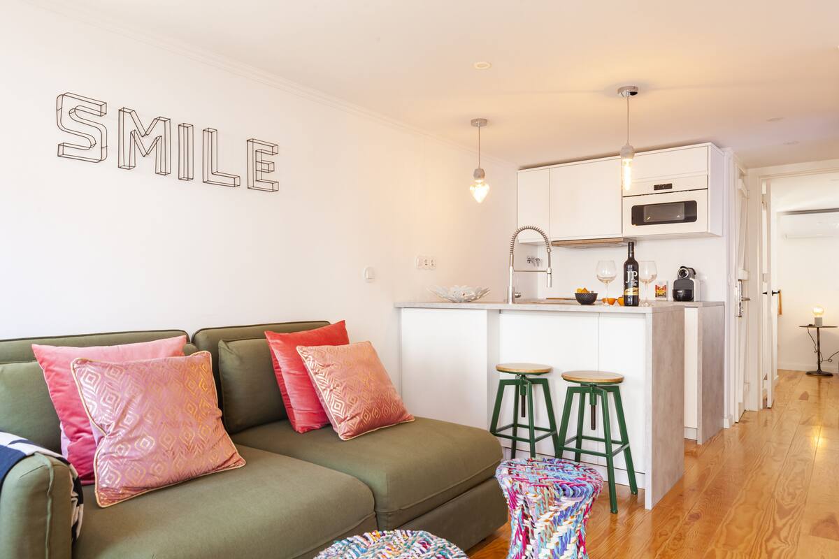 Departamento urbano | Área de sala de estar | Smart TV de 32 pulgadas con canales por cable y televisión