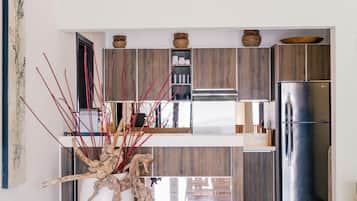 Lemari es, microwave, dan meja makan