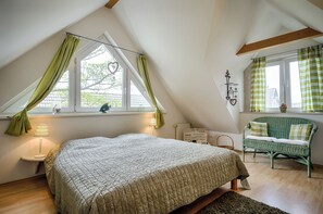 2 bedrooms, travel crib, free WiFi