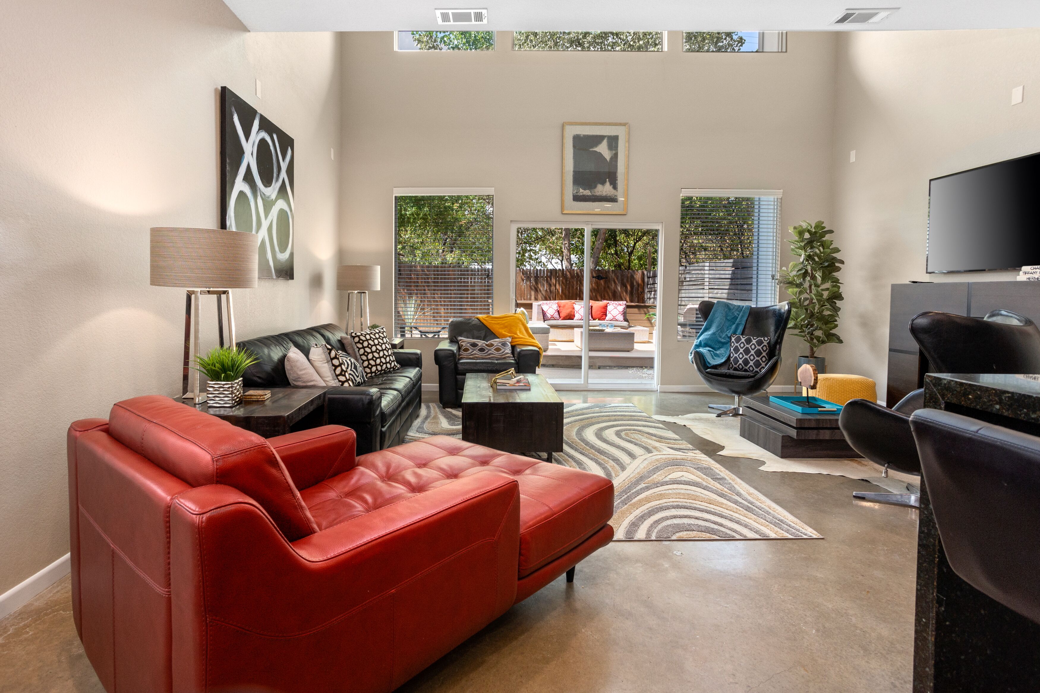 TV connectée, cheminée, espaces bureaux