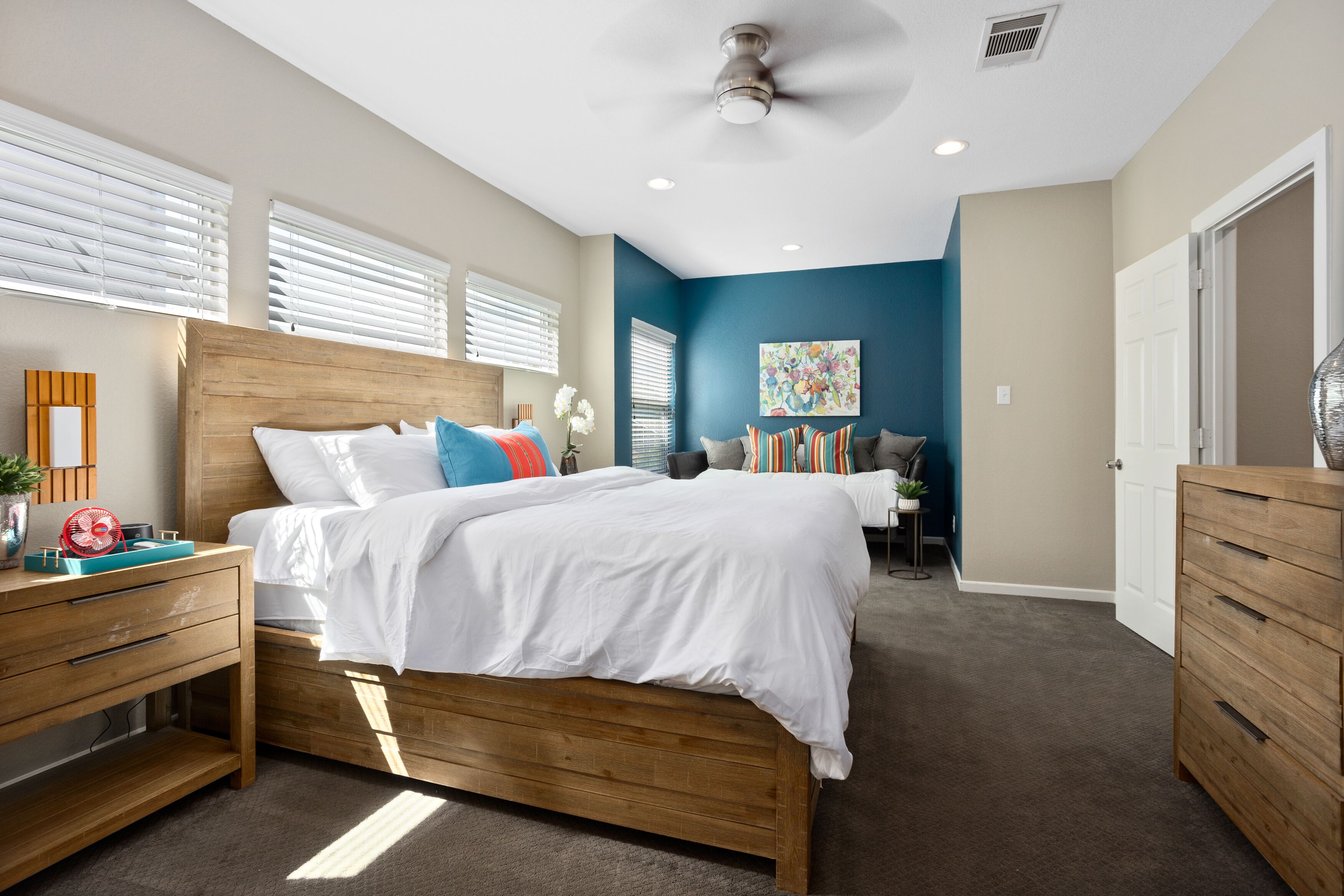 3 habitaciones, escritorio y tabla de planchar con plancha 