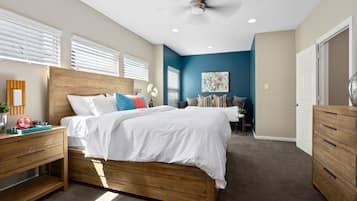 3 habitaciones, escritorio y tabla de planchar con plancha