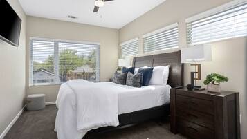 3 slaapkamers, een bureau, een strijkplank/strijkijzer, reisbedje