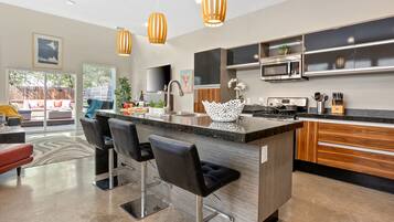 Een koelkast, een magnetron, een oven, een kookplaat