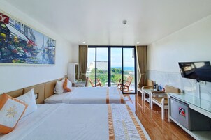 Minibar, escritorio y sistema de insonorización 