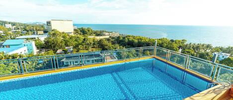 Bar en milieu de piscine