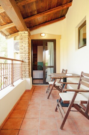 Standard-Doppel- oder -Zweibettzimmer, 1 Queen-Bett | Terrasse/Patio
