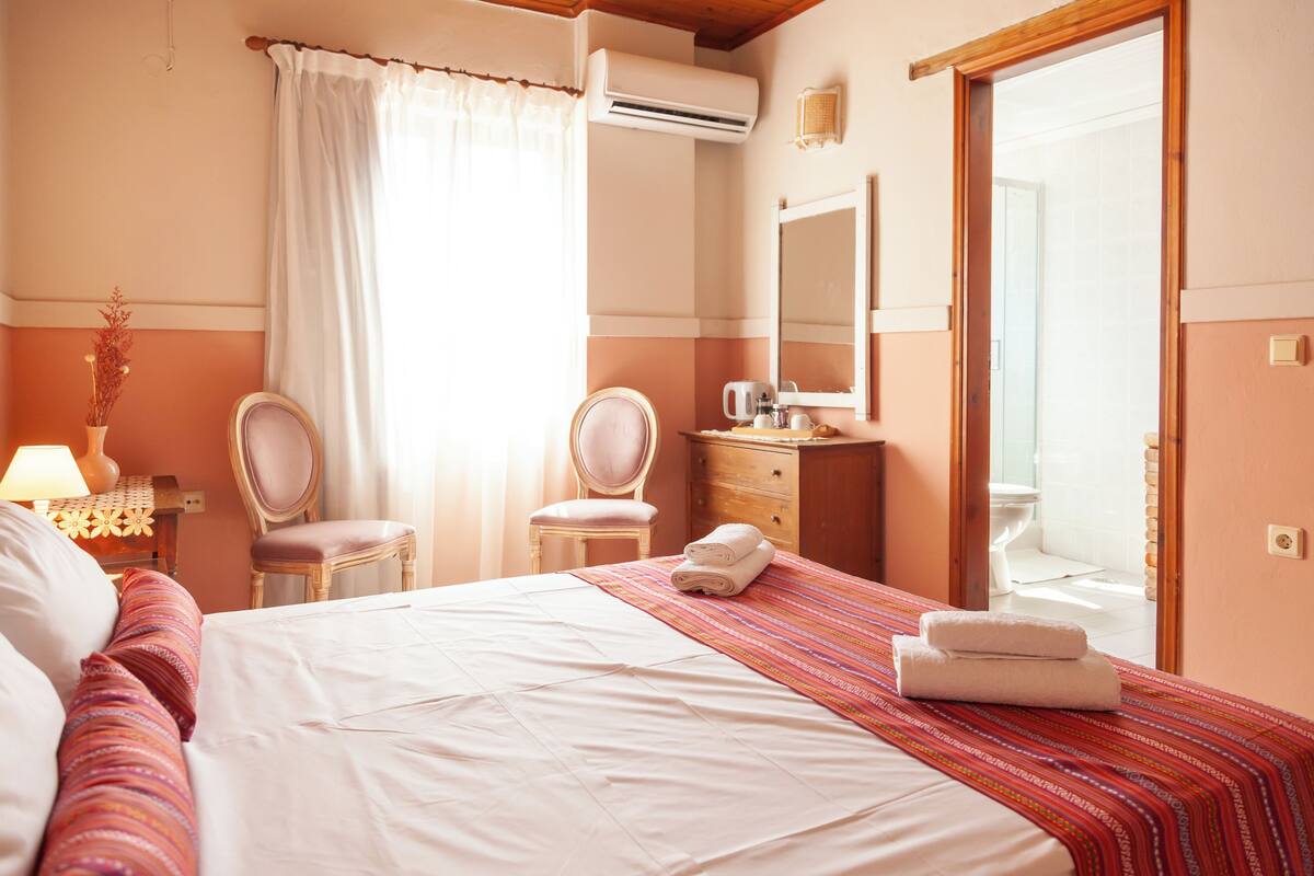 Quarto casal conforto, 1 cama Queen | Wi-Fi de cortesia, individualmente decorados, individualmente mobiliados
