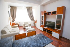 Apartamento, 2 quartos | Área de estar | Smart TV 43 cm com canais a cabo, TV