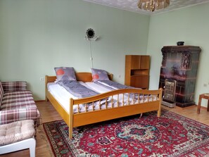 1 bedroom, free WiFi - Linistit, zona frumoasa cu vedere la munti. (Săcele)