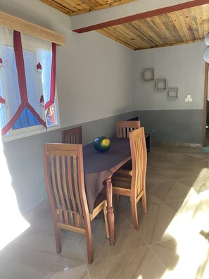 Dining - Une Maison pas Loin de Tout Commodité (Nosy-be)