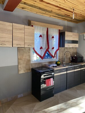 Fridge, microwave, oven, coffee/tea maker - Une Maison pas Loin de Tout Commodité (Nosy-be)