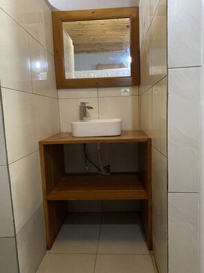 Shower, towels, soap, toilet paper - Une Maison pas Loin de Tout Commodité (Nosy-be)
