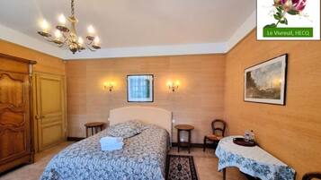 2 Schlafzimmer, Schreibtisch, Bügeleisen/Bügelbrett, Reisekinderbett