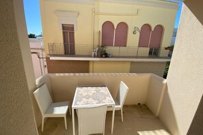 Outdoor dining - Suite 5 50 meters from the sea (Santa Maria al Bagno)
