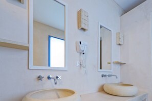Douche, sèche-cheveux, bidet, serviettes fournies