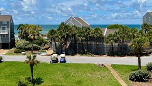 Una zona residenziale sul lungomare, con case, una strada e vista mare.
