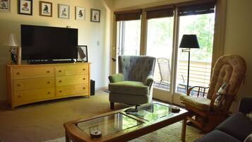 TV connectée, lecteur de DVD, livres