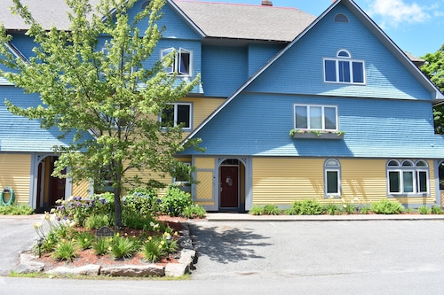 The Loon Nest: Cozy 2 floor apartment in downtown Bar Harbor