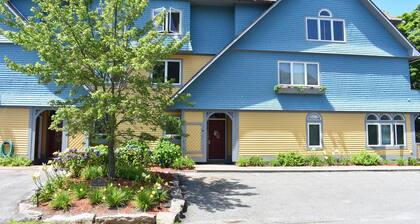 The Loon Nest: Cozy 2 floor apartment in downtown Bar Harbor