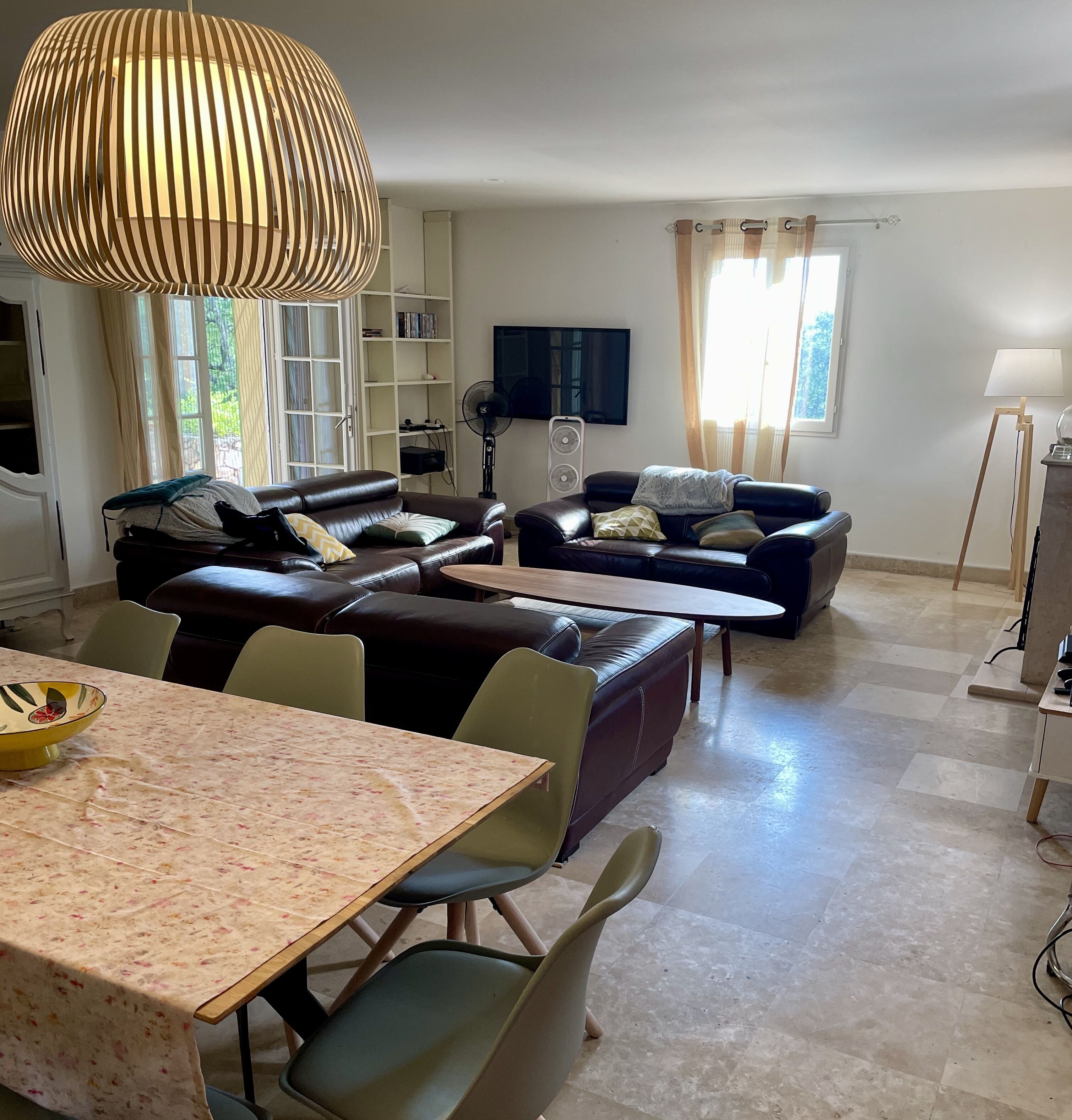 智能電視、壁爐、電子遊戲、DVD 播放機