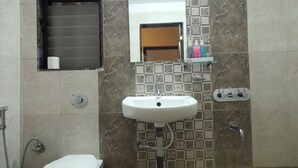 Un baño con inodoro, lavabo y ducha.