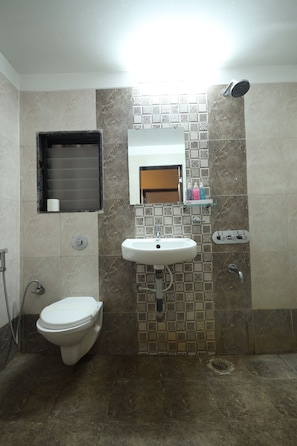 Deluxe Double Room | Bathroom | Shower, towels