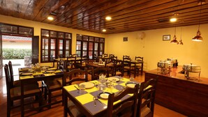 Un restaurante con techos de madera y mesas dispuestas para comer.