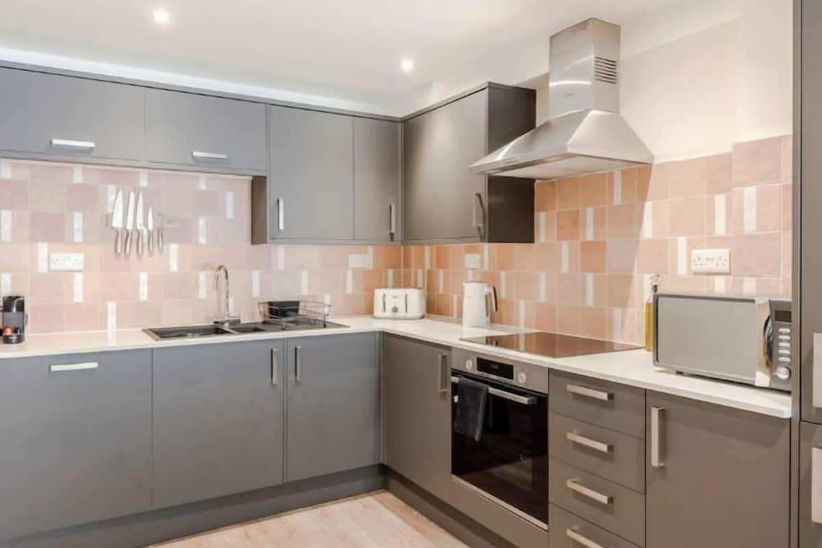 Private kitchen | Full-sized fridge, microwave, oven, stovetop