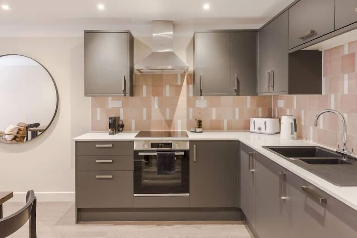 Private kitchen | Full-sized fridge, microwave, oven, stovetop