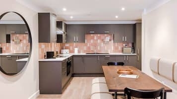 Departamento Deluxe | Cocina privada | Refrigerador con congelador, microondas, horno y parrilla de estufa