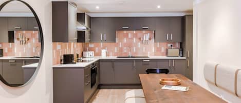 Apartamento Deluxe | Cocina privada | Frigorífico grande, microondas, horno y placa de cocina