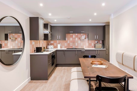 Deluxe Apartment | Private kitchen | Full-size fridge, microwave, oven, stovetop