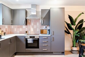 Apartamento superior | Cozinha privada | Geladeira grande, micro-ondas, fogão, cooktop