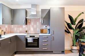 Apartament superior | Cuina privada | Frigorífic gran, microones, forn i placa de cuina