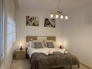 3 slaapkamers, een bureau, een strijkplank/strijkijzer, reisbedje