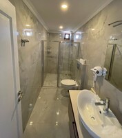 Quarto triplo família | Banheiro | Chuveiro com efeito de chuva, secador de cabelo, chinelos
