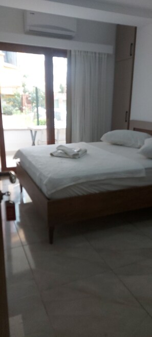 Frette Italian sheets, premium bedding, memory-foam beds, desk