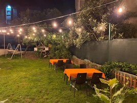 Televisión LCD 104 cm con canales de televisión vía satélite, televisión