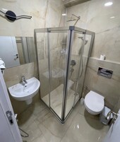 Cabezal de ducha tipo lluvia, secador de pelo, pantuflas, toallas
