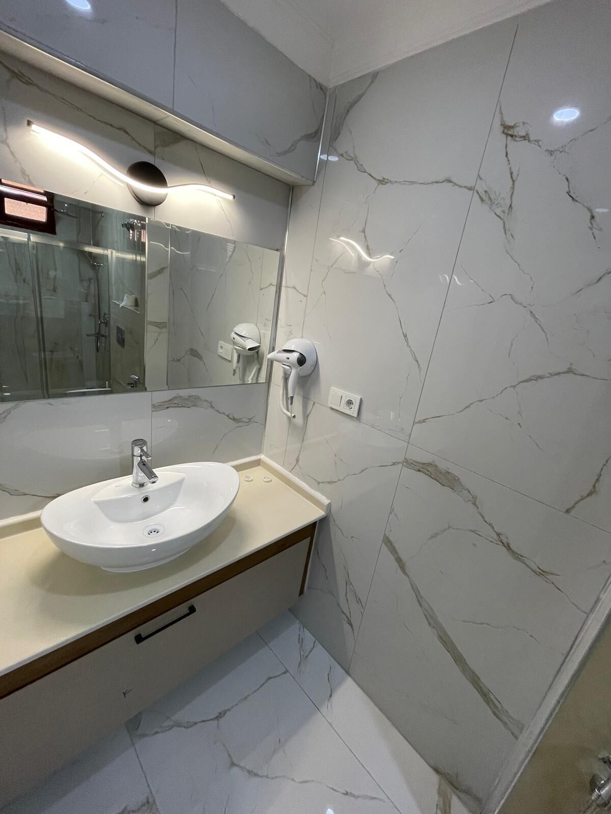 舒適雙人房 | 浴室 | 淋浴花灑、吹風機、拖鞋、毛巾