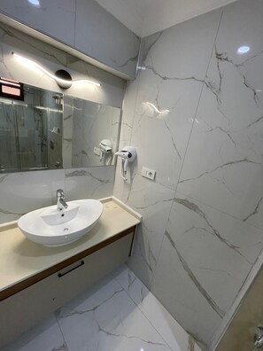 舒适双人房 | 浴室 | 大花洒淋浴喷头、吹风机、拖鞋、毛巾