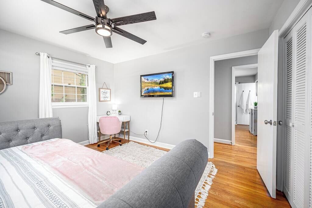 3 bedrooms, iron/ironing board, WiFi, bed sheets