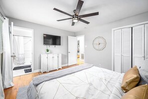 3 bedrooms, iron/ironing board, WiFi, bed sheets - Pet-Friendly 3BR 2BA - Fenced Yard (Durham)